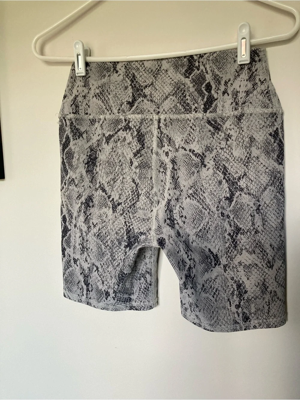 ALO Yoga High-Waist Snake Print Bike Shorts in Gray